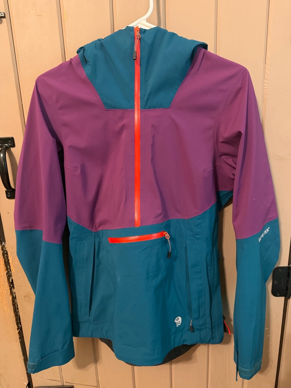 Like new women’s Mountain Hardwear GORE-TEX jacket, size small.